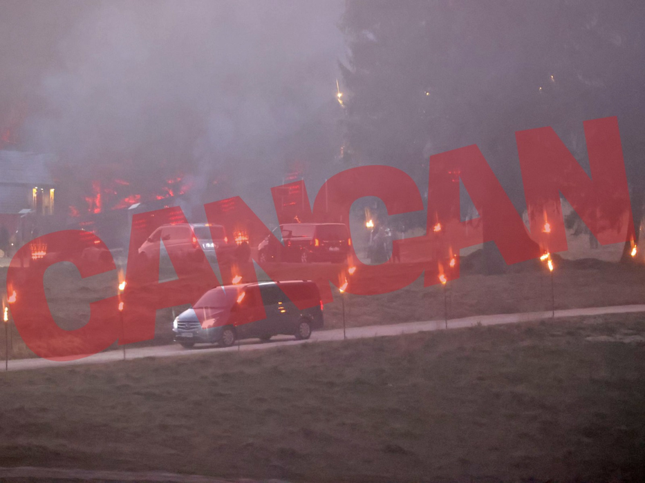 Miliardarii lumii au ajuns la party cu Mercedesuri V Class (Foto: CANCAN.RO)