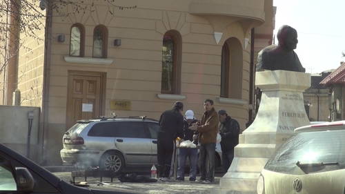 Au facut-o de oaie langa Cismigiu! Patru baieti cu foamea-n gat au incins gratarul in spatele statuii Papei Paul al II-lea!