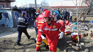 VIDEO. Un copil din Călărași care căzuse într-o fosă septică a fost salvat de pompieri, cu ajutorul altui copil