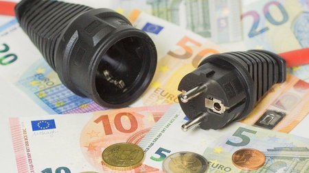 Ce se întâmplă cu cardurile de energie destinate să ajute românii la plata facturilor. Vești proaste de la autorități