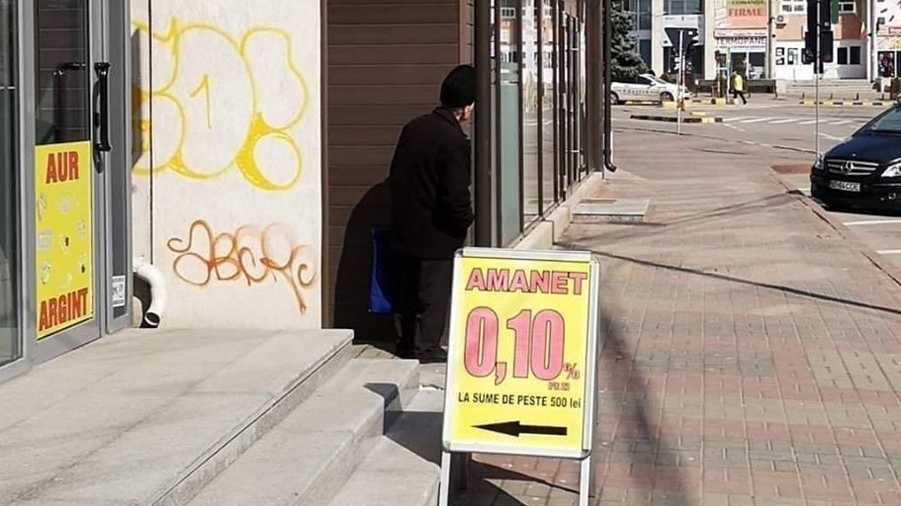 Imaginea a devenit virală! Cum a reacționat bătrânelul din imagine ieri, după ce l-a prins ora 14:00 în oraș