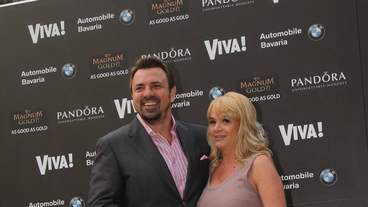 Cele mai discrete cupluri mondene din Romania au iesit din casa sa socializeze! Vezi imagini rare cu perechile vedetelor!