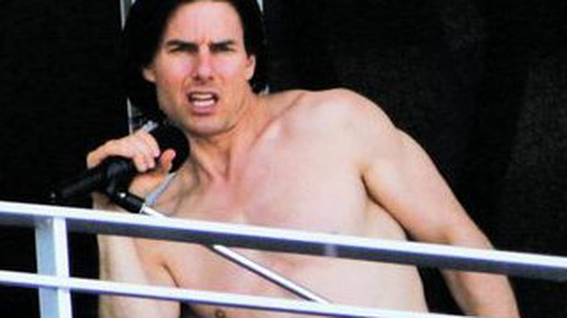 Tom Cruise a facut pe rockerul in balcon