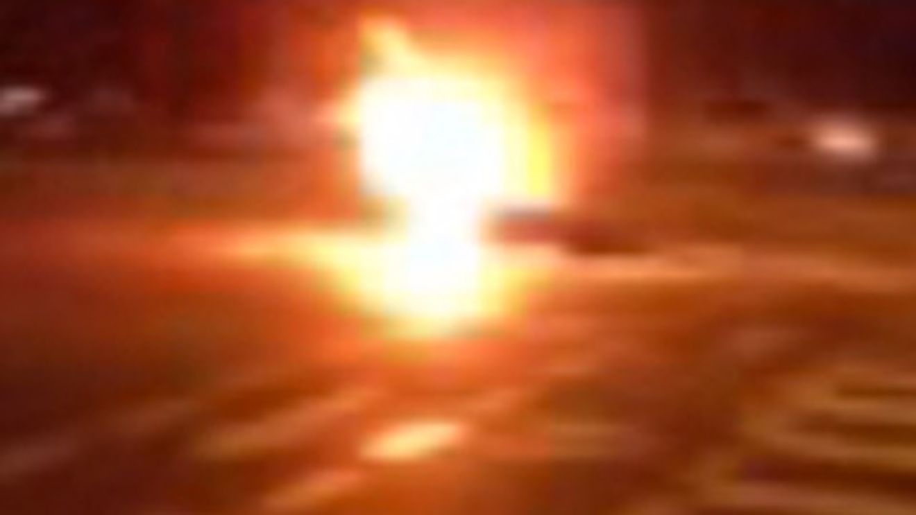 IMAGINI SOCANTE Accident rutier extrem de violent in Capitala! Un taximetrist a trecut pe rosu si a spulberat un motociclist pe carosabil!