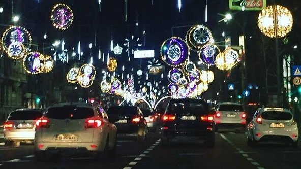 Zeci de mii de beculete luminează Capitala! Ce atractii sunt pentru bucureşteni