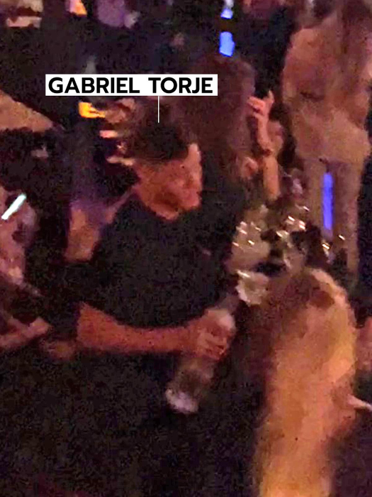 Gabriel Torje toarnă în pahar (SURSA FOTO: CANCAN.RO)