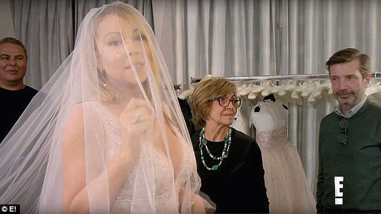 MARIAH CAREY şi-a ars rochia de mireasă de un sfert de milion de dolari pe care ar fi trebuit să o poarte la nunta cu fostul logodnic!