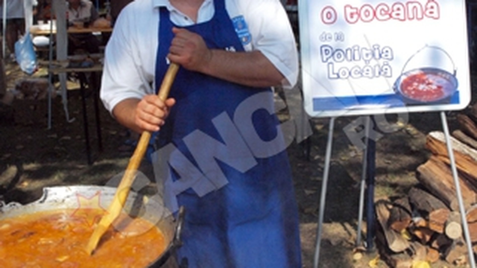 Superoferta la Festivalul ceaunelor de la Arad! Politistii au dat un pupic si o tocana
