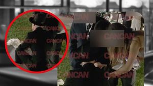 Adolescenții din Capitală au dus Halloween-ul la extrem! Petrecerea din club s-a terminat pe trotuar. „Cine pică primul” a fost proba serii