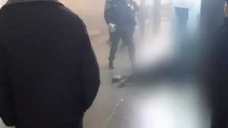 Un jandarm din Cluj-Napoca a snopit în bătaie un bărbat, iar incidentul a fost filmat