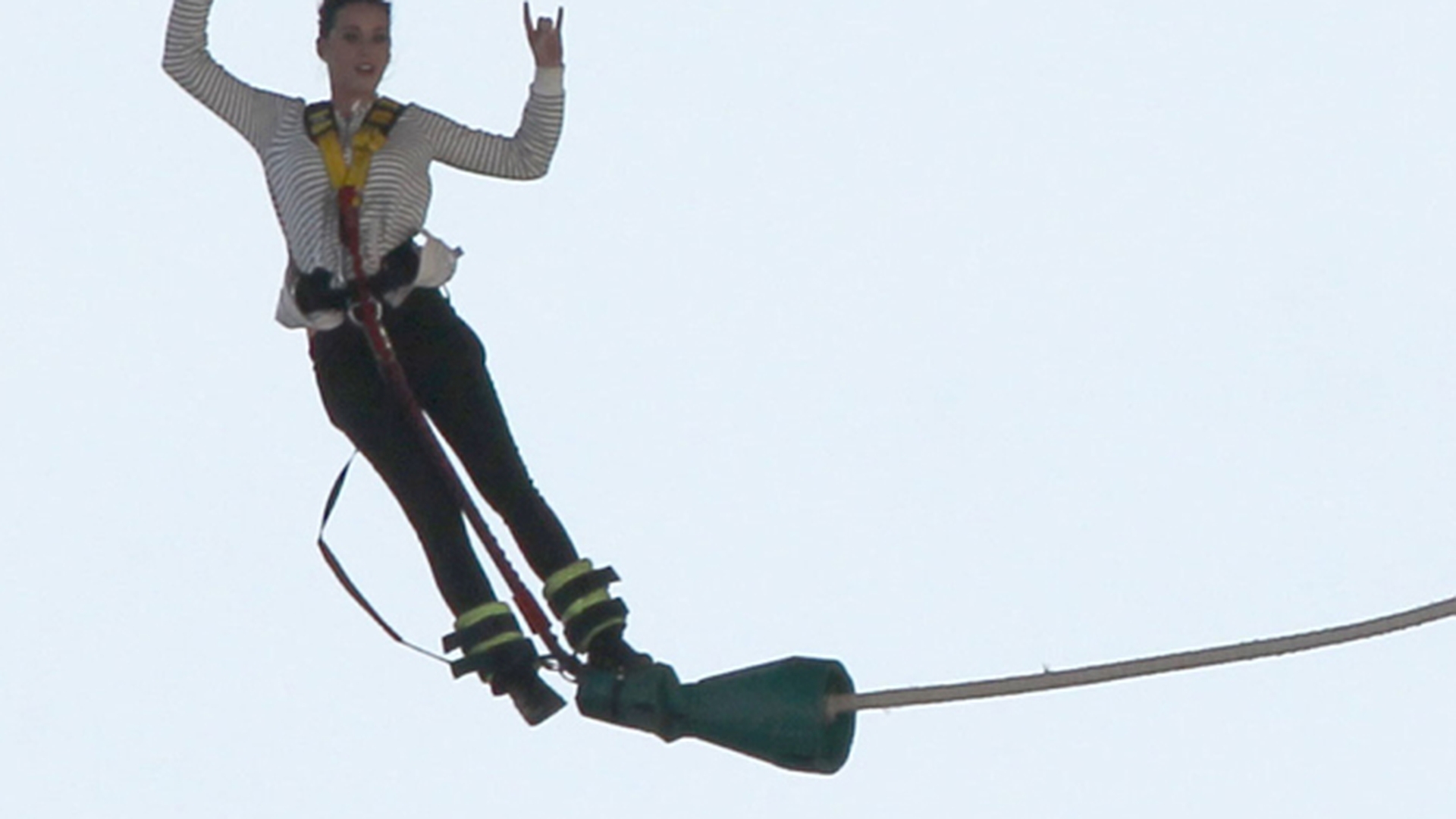 Sar cu parasuta sau se arunca in gol! Vezi care sunt divele care isi hranesc pofta de adrenalina cu sporturi extreme