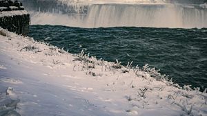 Minunea albă de la Niagara: de ce pare înghețată, dar continuă să curgă fără oprire