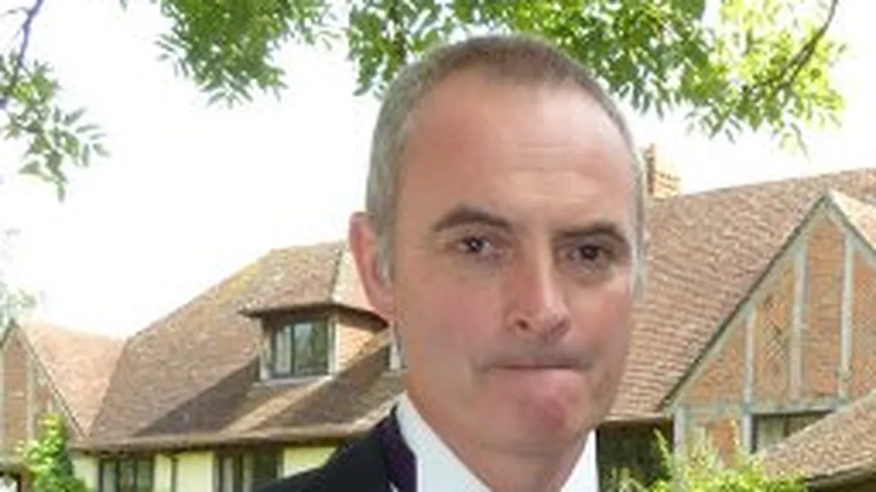 Barbatul care a “colorat” Centrul Vechi cu fusta lui roz e arhitect peisagist in Anglia! Acasa la el e cuminte si se imbraca bine