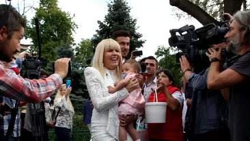 Traian Băsescu și soția lui, apariție de senzație la petrecerea fiicei Elenei Udrea! Cum a fost primit fostul președinte al României