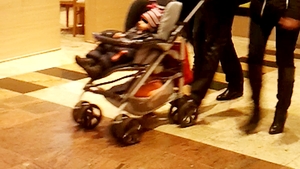 Isi plimba bebelusul prin mall la o ora nepotrivita, cand... Gabi Firea aproape ca a luat-o la fuga cand a vazut cat e ceasul!