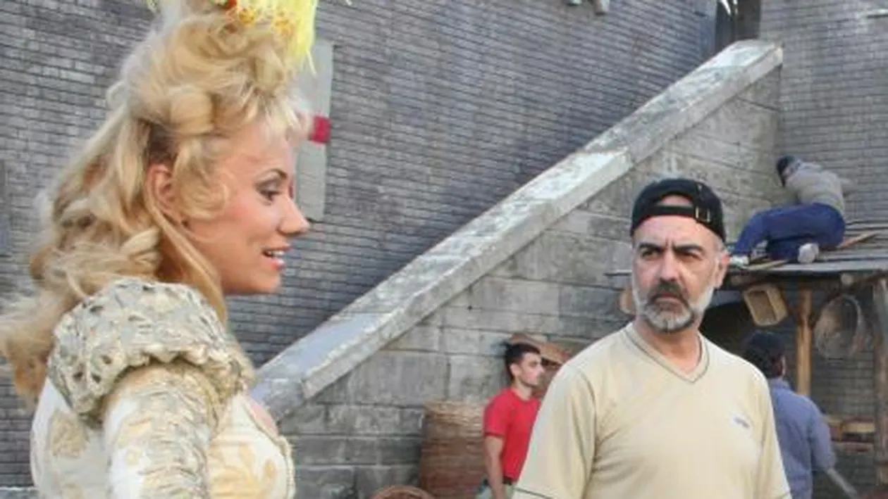 O noua lovitura incredibila pentru Cronica Carcotasilor! Regizorul alaturi de care au colaborat a murit intr-o camera de hotel!