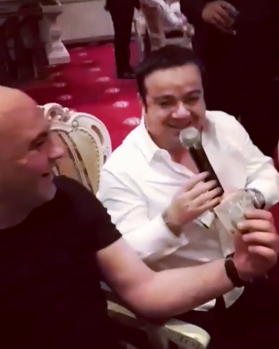 Adrian Minune a primit, din nou, 10 lei pentru o dedicație. Care a fost reacția manelistului
