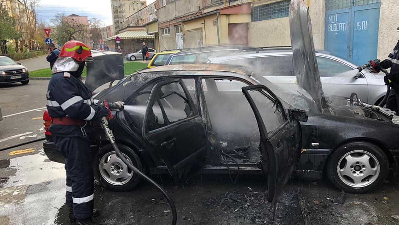Panică în Satu Mare. O mașină a ars în totalitate, în fața unui bloc!