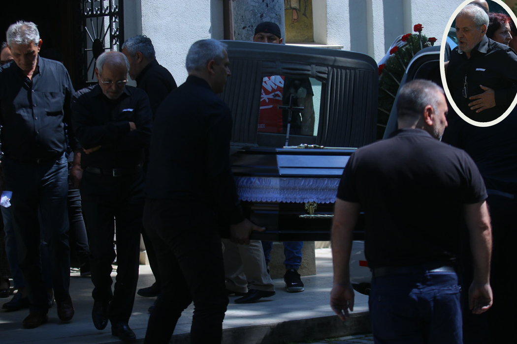 Nelu Ploieșteanu, transfigurat de durere în ziua înmormântarii fiului său. Și-a ținut minute bune mâna în zona inimii