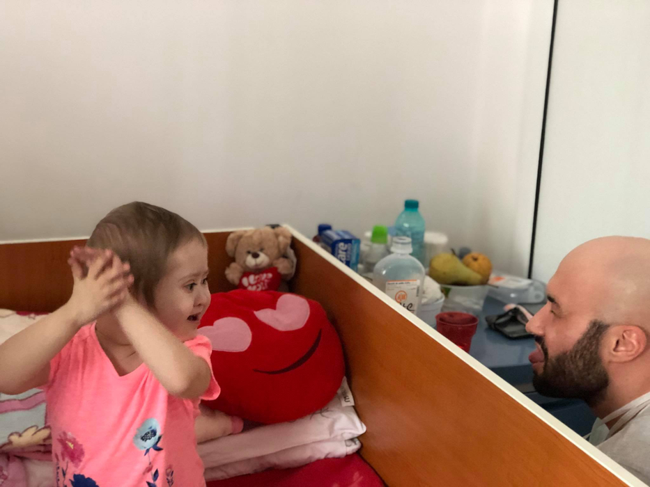 Codin Maticiuc și Mihai Bendeac au vizitat copiii bolnavi de cancer dintr-un spital: „De la doi păcătoși, acum, în Săptămâna Mare transmitem sănătate”