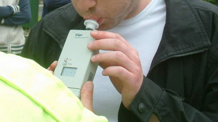 Un bărbat a fost prins în prag de comă alcoolică la volan, pe o stradă din Alba Iulia