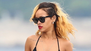 Slabă ca o scândură si plină de tatuaje! Rihanna a socat la ultima ei aparitie publică. Uite cum arată celebra cântăreaţa
