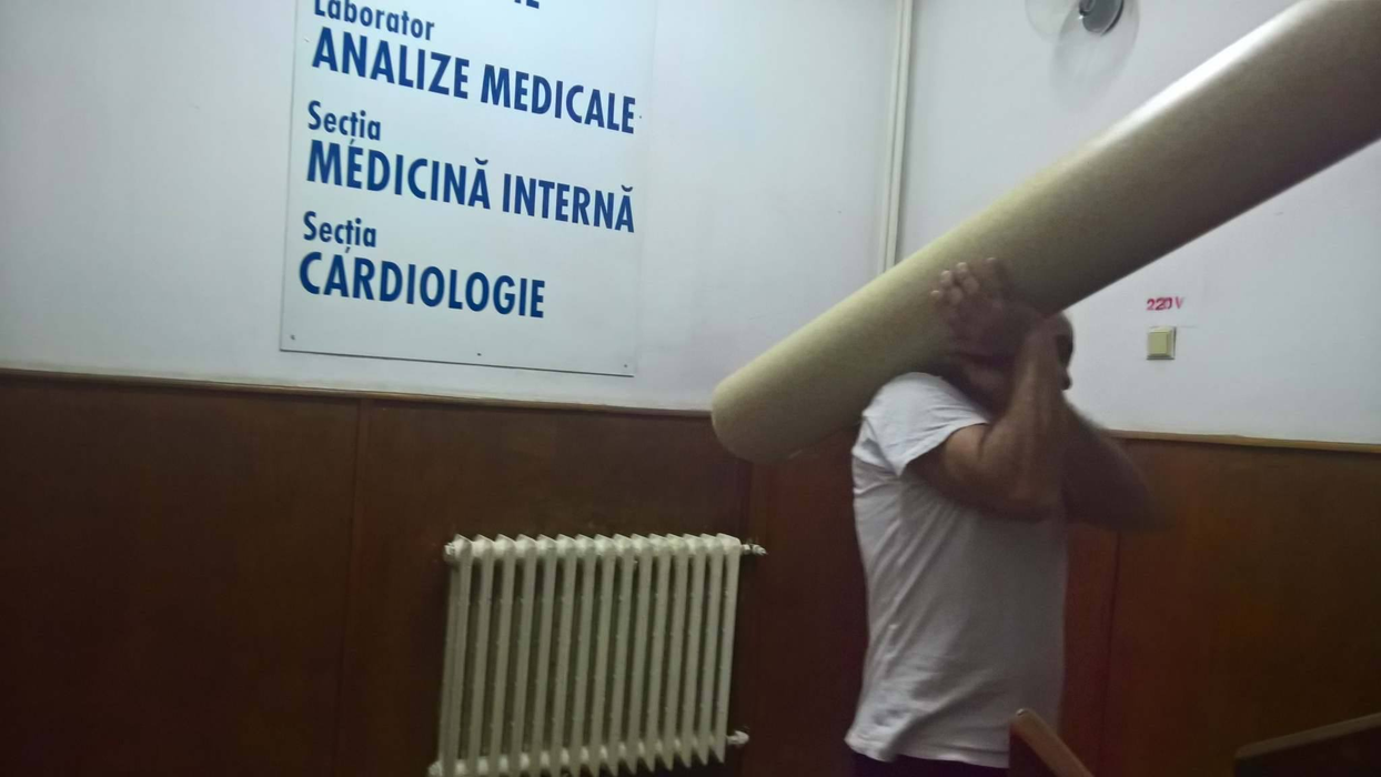 Linoleumul antibacterian a fost montat din banii adunați de preot