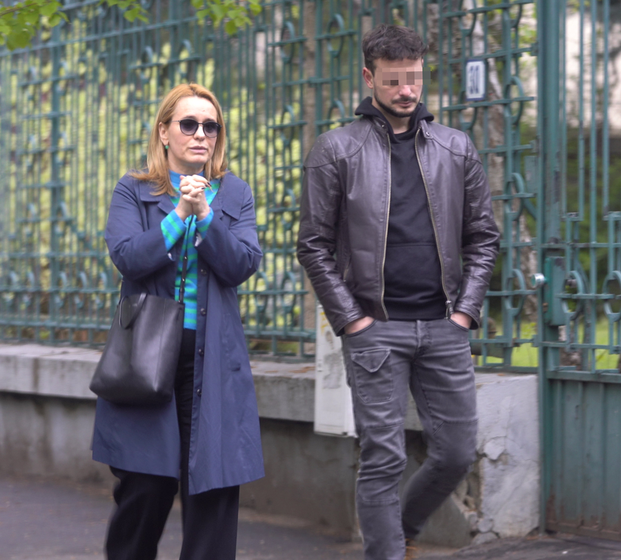 Andreea Esca și amicul tinerel se plimbă pe Strada Paris (Foto: CANCAN.RO)