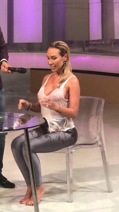 Raluca Podea s-a lăsat stropită cu apă din cap până în picioare! S-a văzut totul prin maioul alb