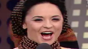 Ai vazut-o in costum popular din Moldova, dar niciodata in ie subtirica si cu naframa olteneasca! Uite-o pe "Zana" de la Gorj!