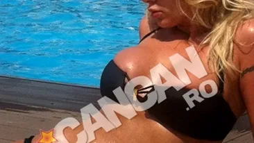 Uda toata si cu sanii stransi ca intr-o menghina! Stii cine e blonda? Super-sexy la piscina, intr-o ipostaza de zile mari!