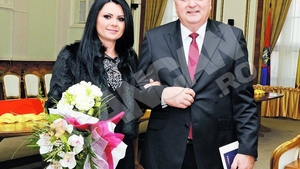 Satul de "gelozia excesiva" a sotiei, un parlamentar a divortat si s-a insurat cu amanta! Si-a luat nevasta cu 31 de ani mai tanara