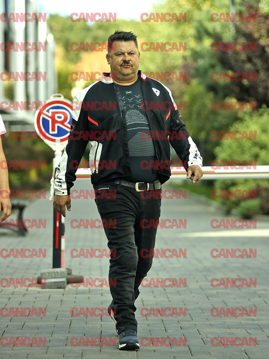 Te prăpădești de râs când apare la TV, dar când iese pe stradă… Uite-l pe Bobiță din Las Fierbinți cum defilează!