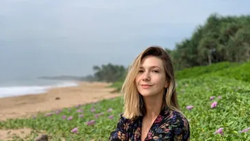 Adela Popescu, mai sexy ca niciodată! A renunțat la sutien, s-a întins pe pat și... FOTO INCENDIAR