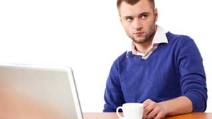 Nu esti popular pe net? O gasca de prieteni pe Facebook sau Twitter costa 140 de euro