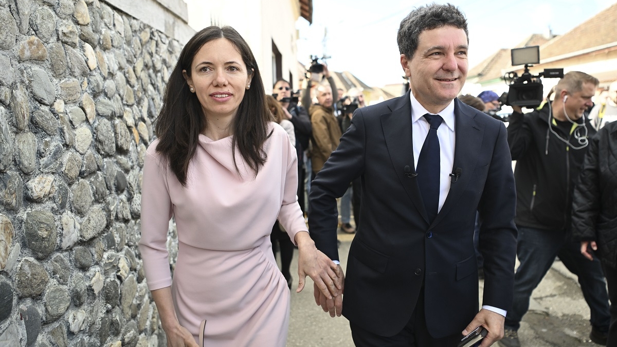Câți lei costă rochia pe care Mirabela Grădinaru, partenera lui Nicușor Dan, a purtat-o în ziua votului. E brand românesc!