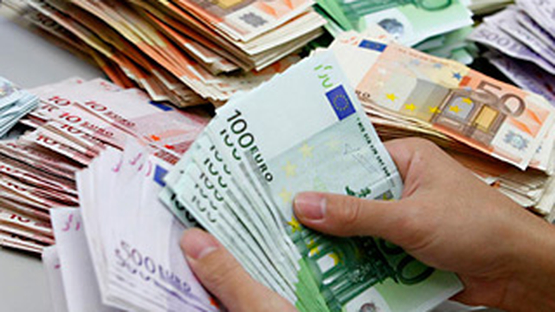 N-o sa-ti vina sa crezi, dar un bucurestean are salariul de 100.000 de euro pe luna! Vezi cine poate sa castige atatia bani!