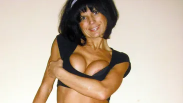 Apucatura bizara a Mihaelei Adam! “Antrenoarea” lui Toader si-a pus fiul de 7 ani sa o fotografieze goala!