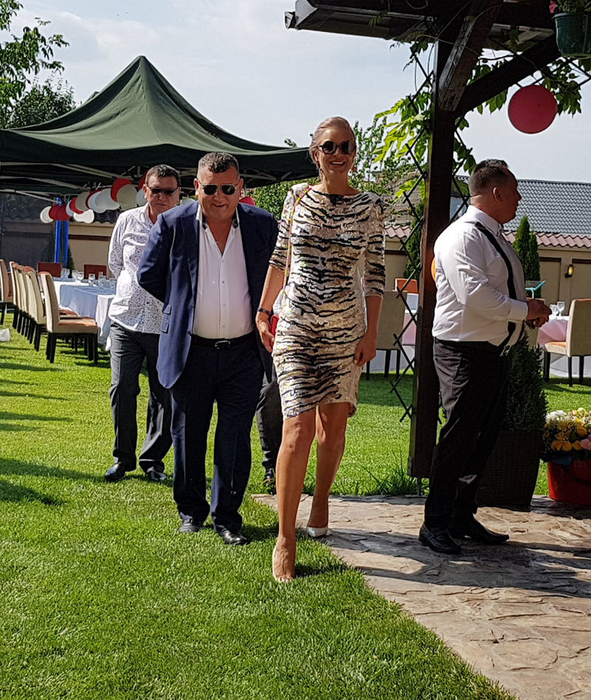 Beinur îşi face apariţia la petrecere