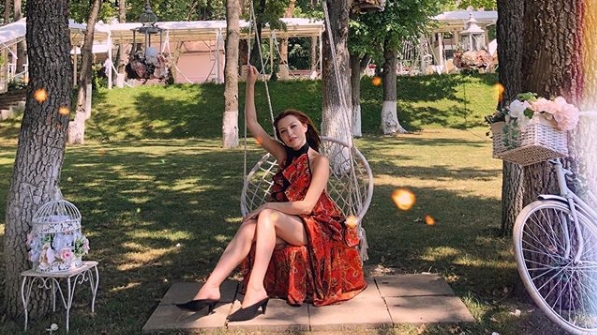 Elena Gheorghe a uluit pe toată lumea la nunta Adelinei Pestrițu. A venit îmbrăcată într-o rochiță mega-scurtă, cu totul la vedere