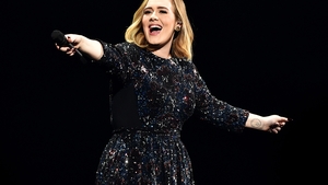 ADELE a fost atacată în timpul unui concert de un...liliac! Cum a reacţionat vedeta
