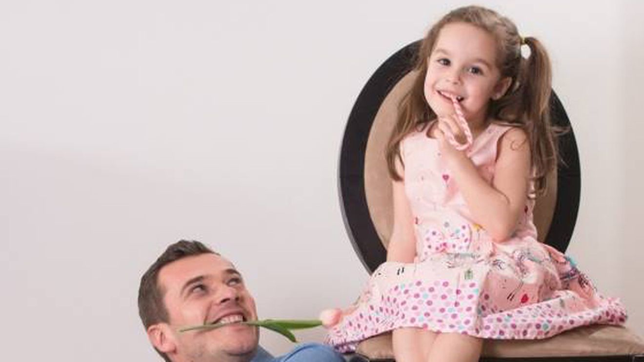 Un fost prezentator de la noi i-a pus aspiratorul în păr fetiţei sale! Imaginile care au şocat pe toată lumea