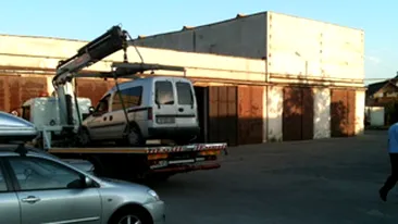 Zici ca nu-i adevarat! O familie din Bucuresti s-a blocat voit in masina la Cluj-Napoca pentru a evita sa i se ridice automobilul! Protectia Copilului a intervenit!