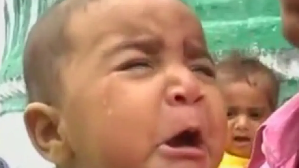 VIDEO socant si cutremurator! Ritual barbar reluat in India! Zeci de copii cu varste fragede sunt aruncati de la zece metri inaltime pentru a avea noroc in viata!