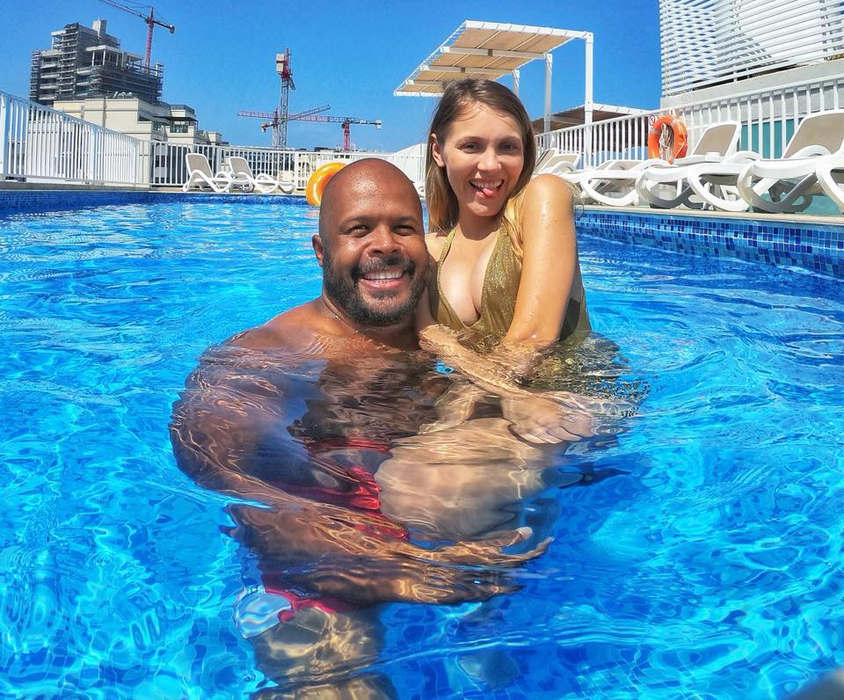 Andreea Ibacka, surprinsă în poziții HOT pe placa de surf! Gestul făcut de Cabral în timp ce soția lui avea un costum de baie decoltat