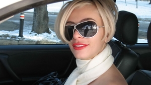 E o zana? Nu! E o printesa? Nu! Este Silvia Pop, plina de gratie si eleganta! Vezi cum au surprins-o paparazzii in Mamaia