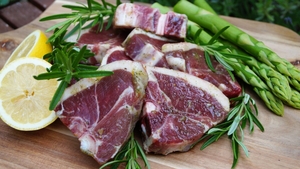 Cât a ajuns să coste 1kg de carne de miel în supermarketurile din România, cu 5 zile înainte de Paște