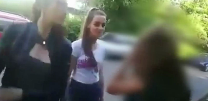 Adolescenta încearcă să se apere şi îşi acoperă faţa
