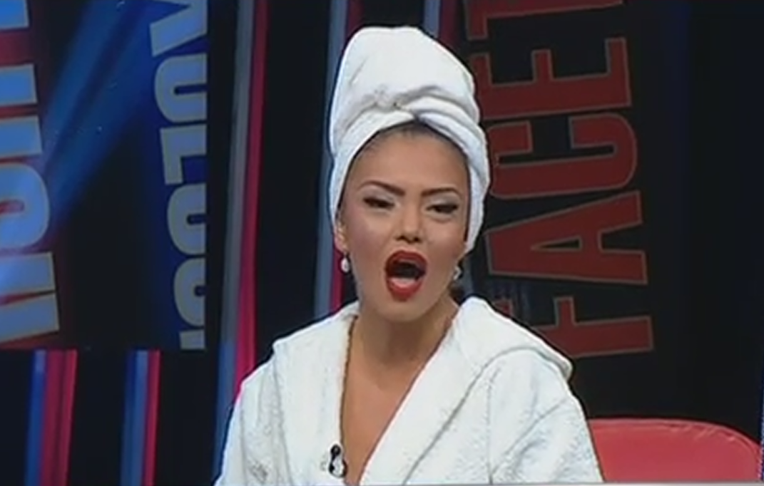VICTOR SLAV şi ANDREEA MANTEA, apariţie surpriză în această seară! Nimeni nu se aştepta să fie îmbrăcaţi în halate de baie