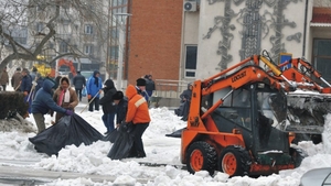 Gălățenii au furat pubelele cu sare puse de autorități pentru a evita alunecările lângă blocuri
